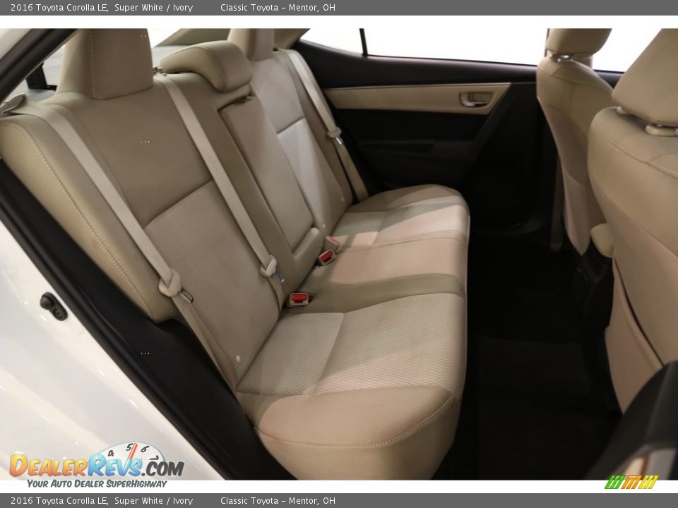 2016 Toyota Corolla LE Super White / Ivory Photo #15