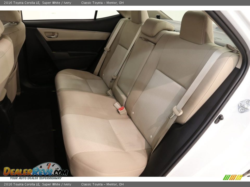 2016 Toyota Corolla LE Super White / Ivory Photo #16