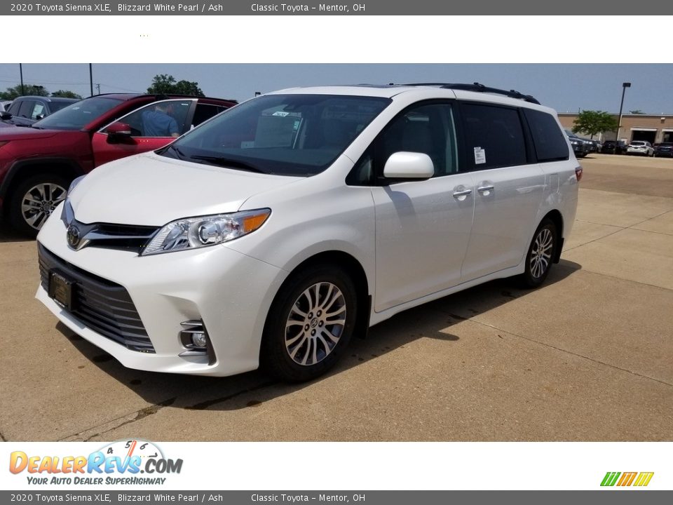 Front 3/4 View of 2020 Toyota Sienna XLE Photo #1