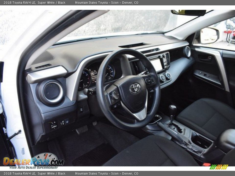 2018 Toyota RAV4 LE Super White / Black Photo #10