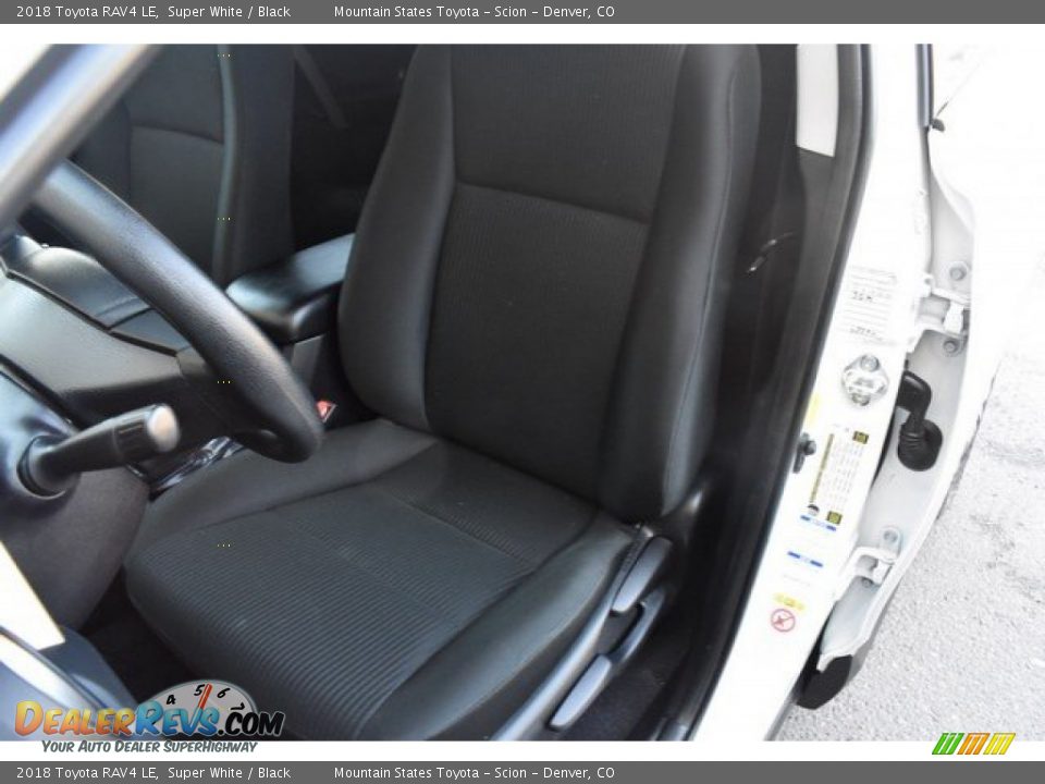 2018 Toyota RAV4 LE Super White / Black Photo #12