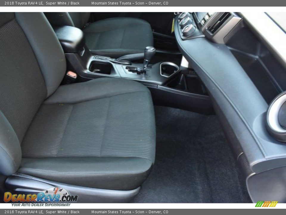 2018 Toyota RAV4 LE Super White / Black Photo #17