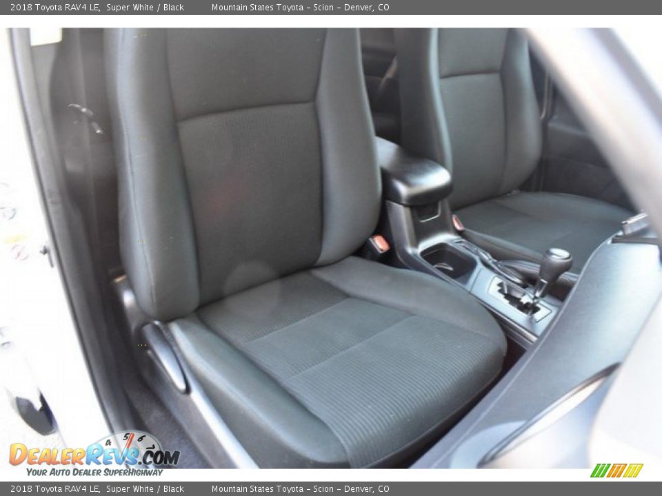 2018 Toyota RAV4 LE Super White / Black Photo #18
