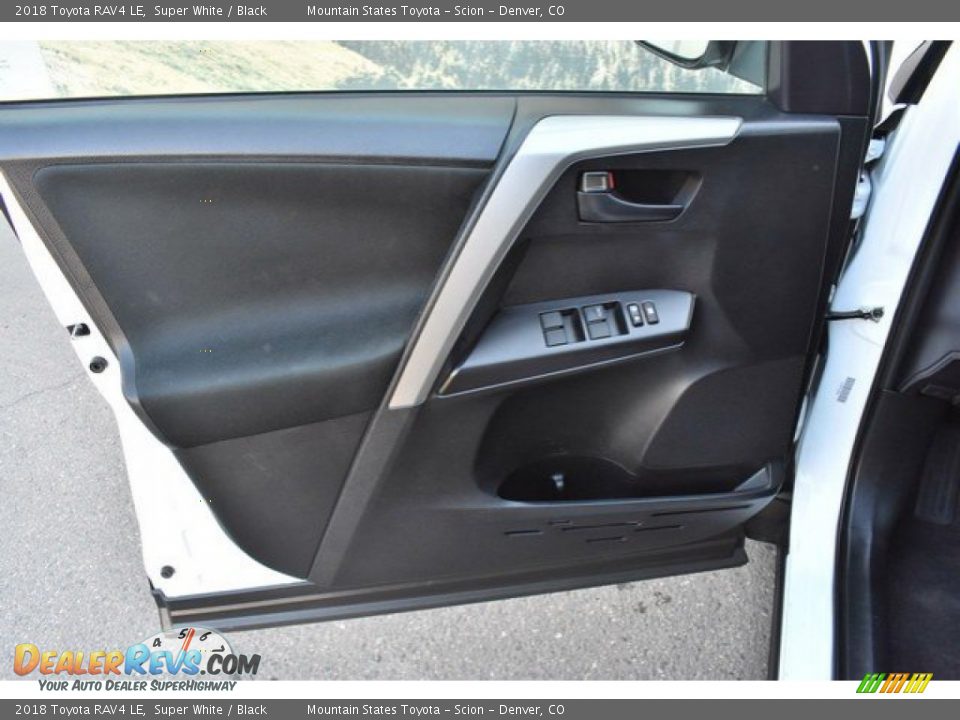 2018 Toyota RAV4 LE Super White / Black Photo #24