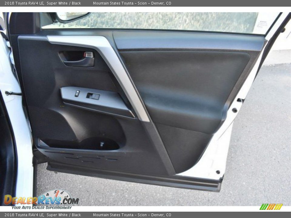 2018 Toyota RAV4 LE Super White / Black Photo #25