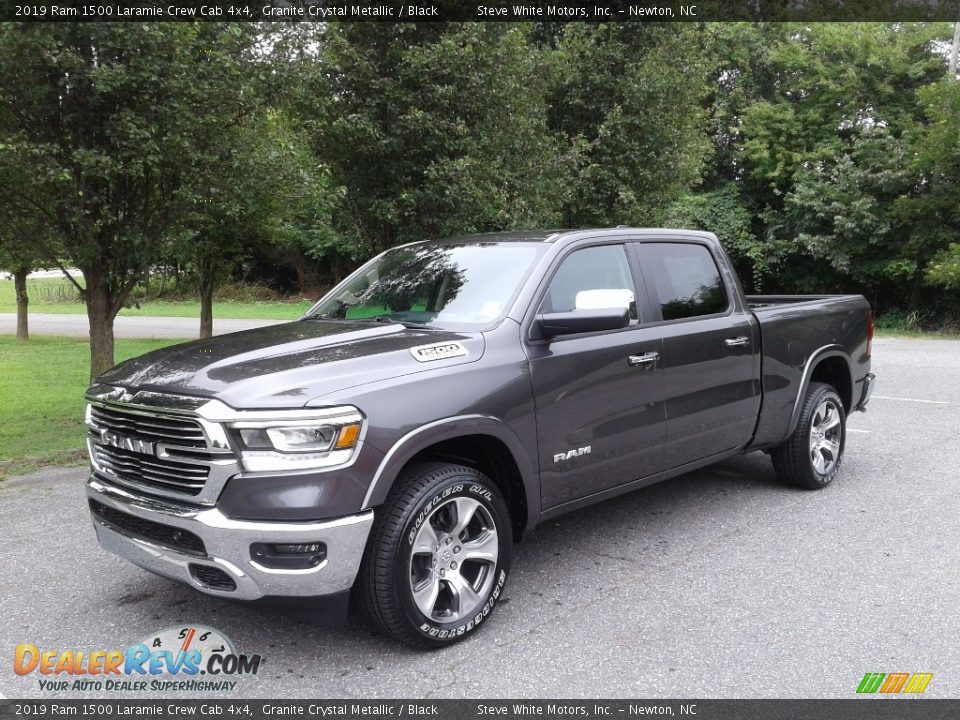 Front 3/4 View of 2019 Ram 1500 Laramie Crew Cab 4x4 Photo #2