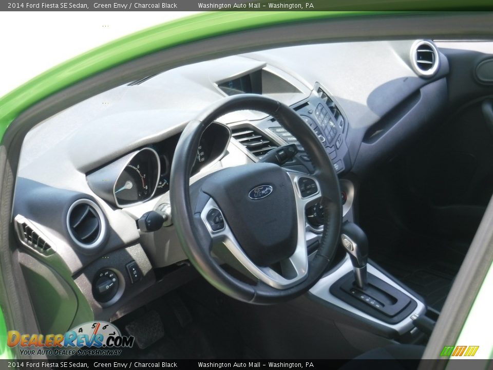 2014 Ford Fiesta SE Sedan Green Envy / Charcoal Black Photo #11