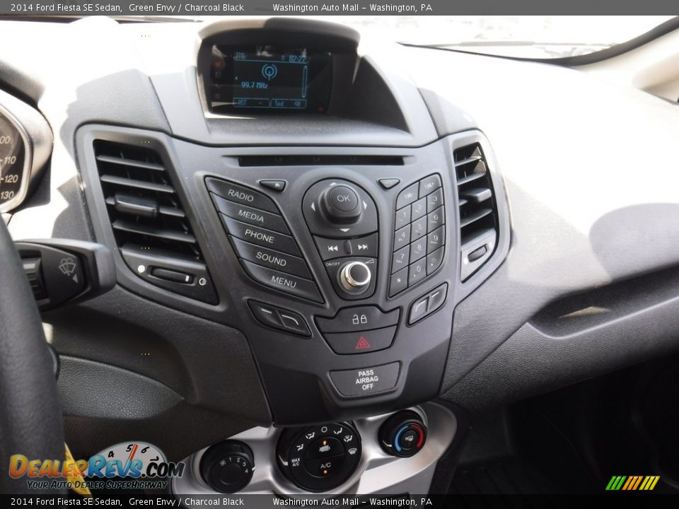 2014 Ford Fiesta SE Sedan Green Envy / Charcoal Black Photo #16