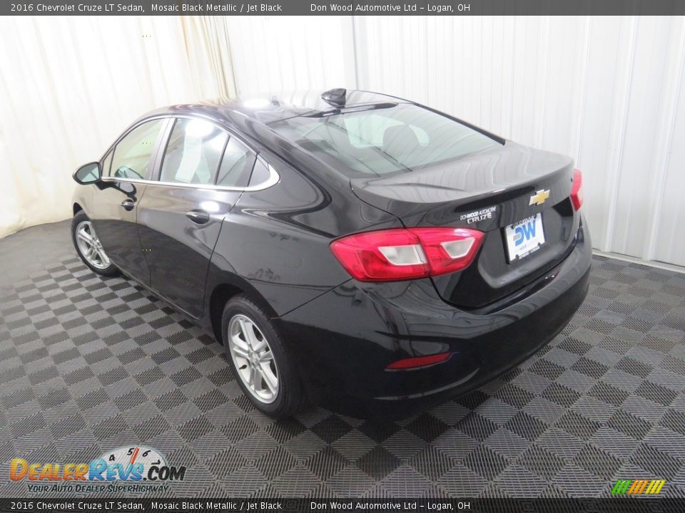 2016 Chevrolet Cruze LT Sedan Mosaic Black Metallic / Jet Black Photo #11