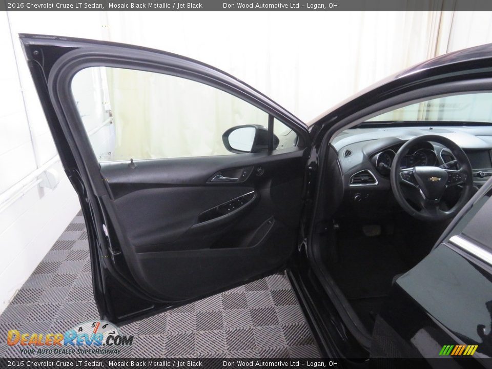 2016 Chevrolet Cruze LT Sedan Mosaic Black Metallic / Jet Black Photo #17