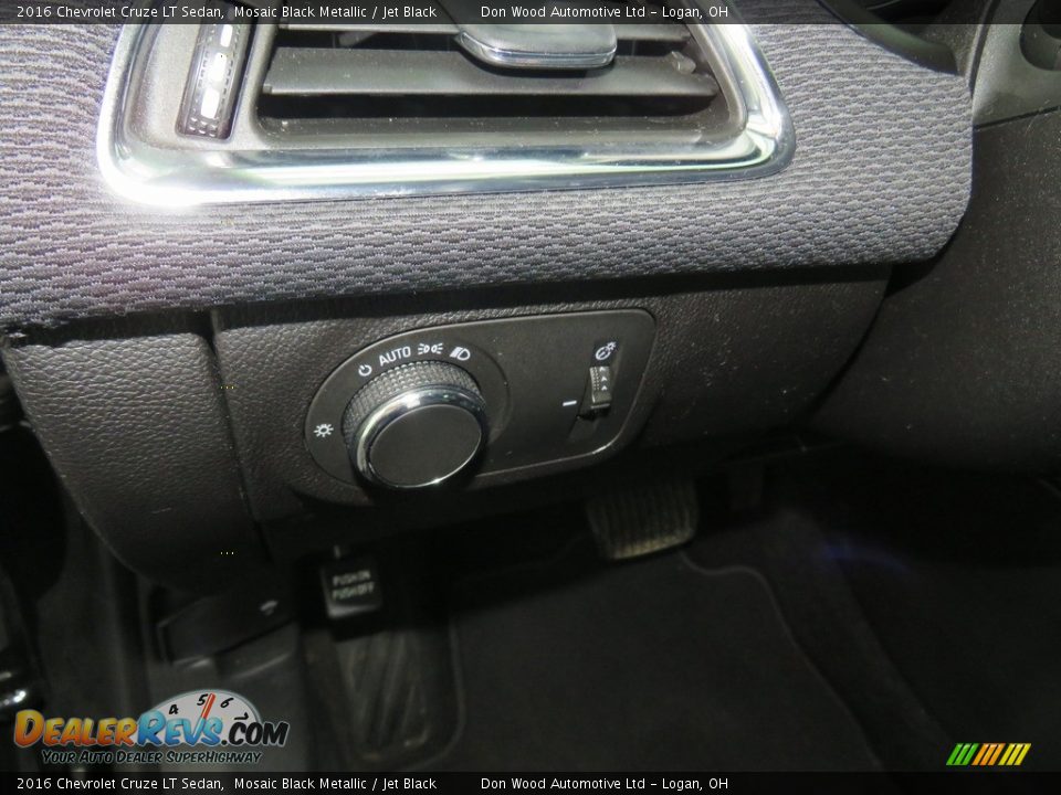 2016 Chevrolet Cruze LT Sedan Mosaic Black Metallic / Jet Black Photo #20