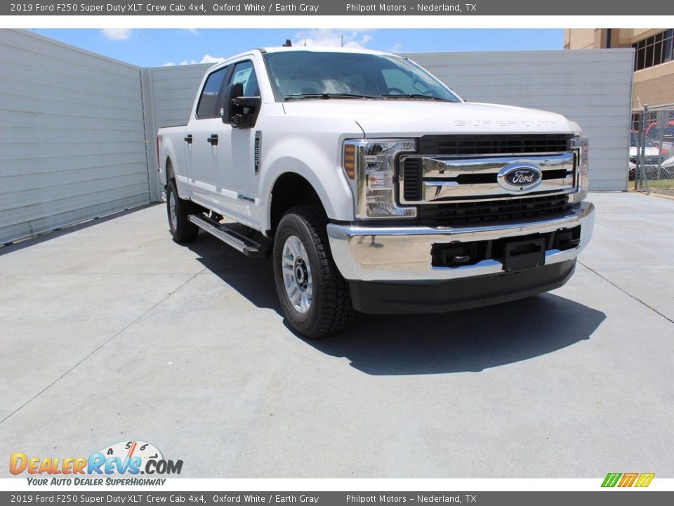 2019 Ford F250 Super Duty XLT Crew Cab 4x4 Oxford White / Earth Gray Photo #2