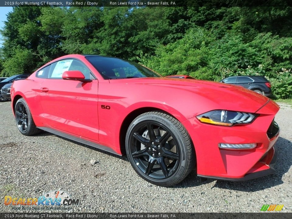 Front 3/4 View of 2019 Ford Mustang GT Fastback Photo #9