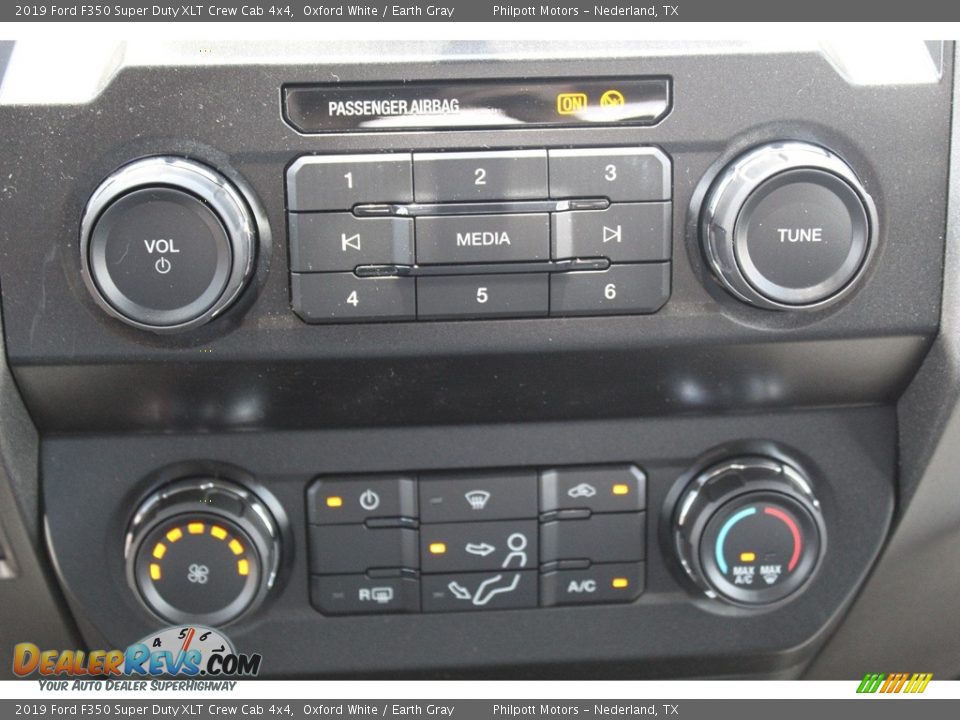 2019 Ford F350 Super Duty XLT Crew Cab 4x4 Oxford White / Earth Gray Photo #17