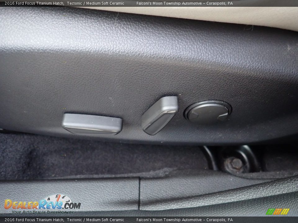 2016 Ford Focus Titanium Hatch Tectonic / Medium Soft Ceramic Photo #20