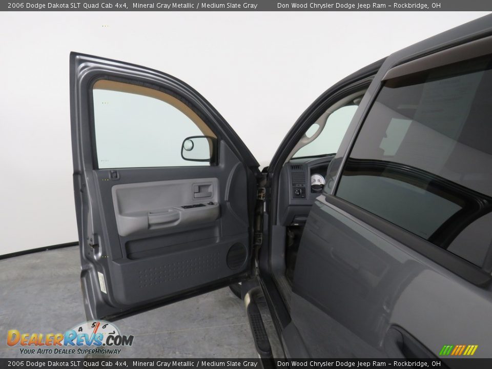 2006 Dodge Dakota SLT Quad Cab 4x4 Mineral Gray Metallic / Medium Slate Gray Photo #24