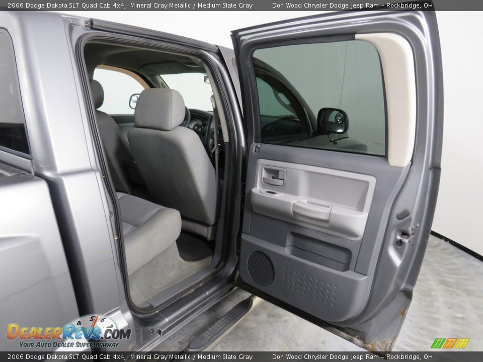 2006 Dodge Dakota SLT Quad Cab 4x4 Mineral Gray Metallic / Medium Slate Gray Photo #31