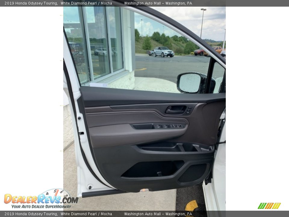 2019 Honda Odyssey Touring White Diamond Pearl / Mocha Photo #10