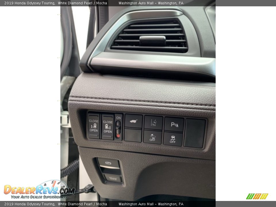 2019 Honda Odyssey Touring White Diamond Pearl / Mocha Photo #12
