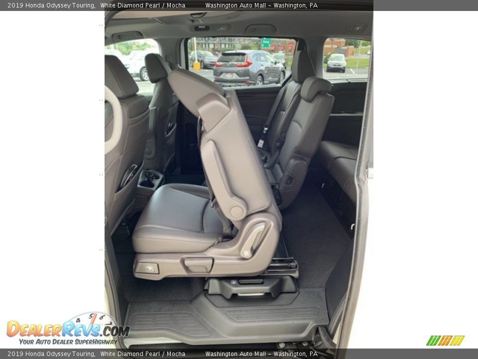 2019 Honda Odyssey Touring White Diamond Pearl / Mocha Photo #17
