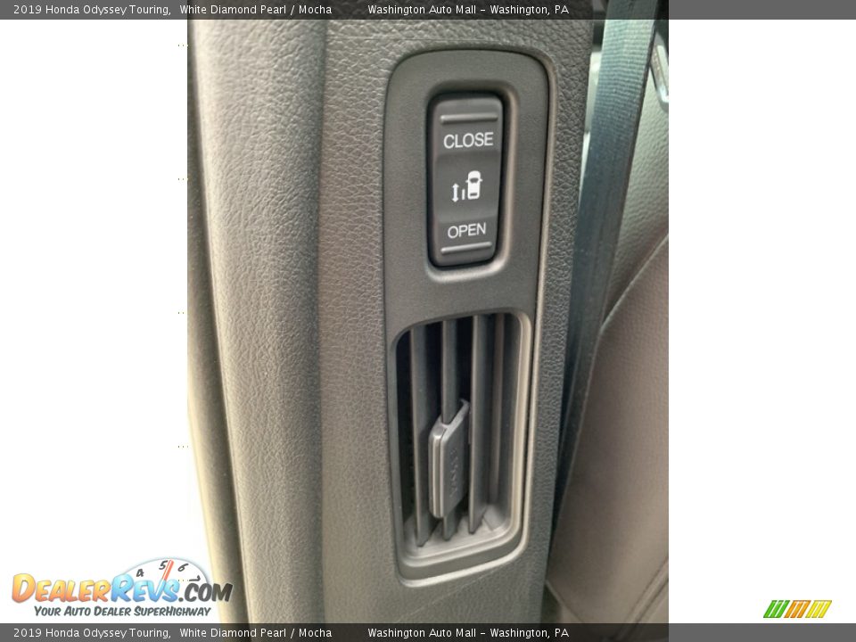 2019 Honda Odyssey Touring White Diamond Pearl / Mocha Photo #19