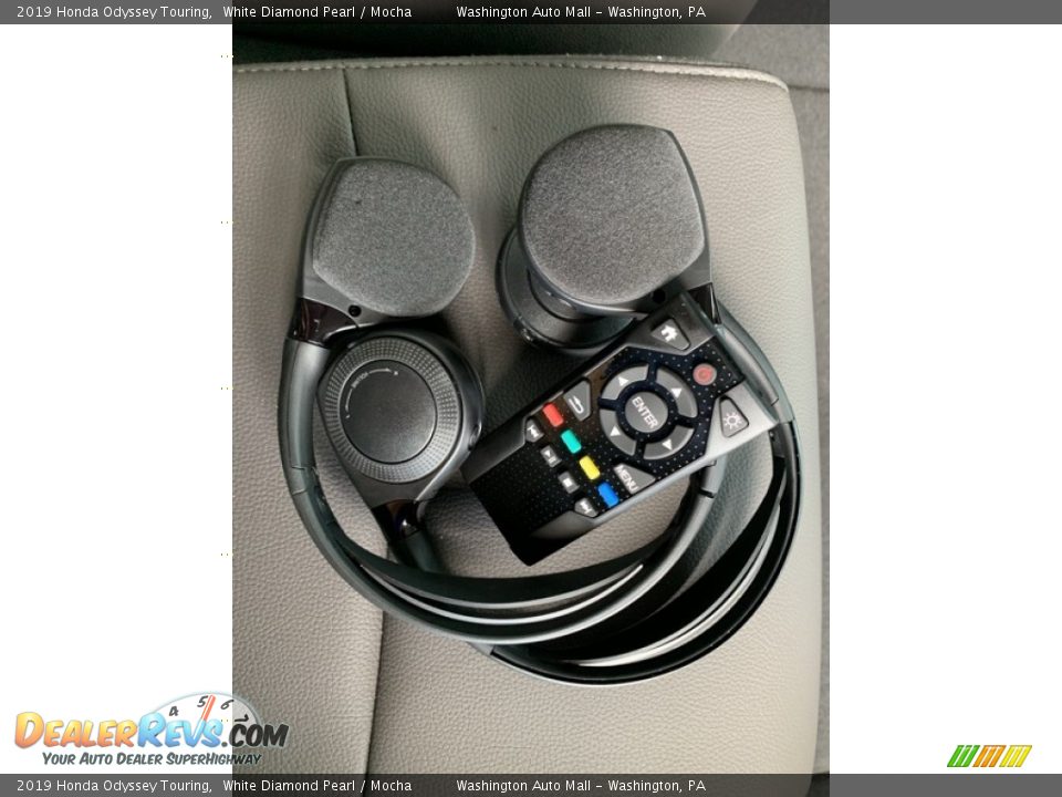 2019 Honda Odyssey Touring White Diamond Pearl / Mocha Photo #32