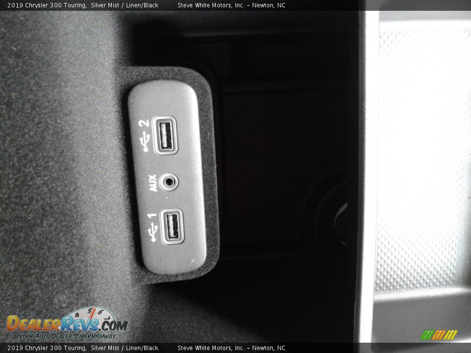 2019 Chrysler 300 Touring Silver Mist / Linen/Black Photo #26