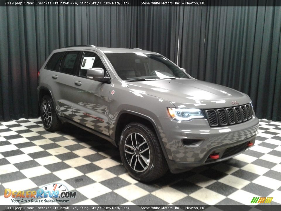 Front 3/4 View of 2019 Jeep Grand Cherokee Trailhawk 4x4 Photo #4
