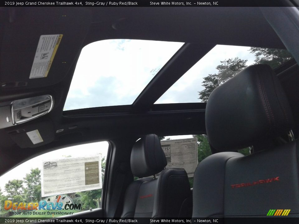 Sunroof of 2019 Jeep Grand Cherokee Trailhawk 4x4 Photo #35