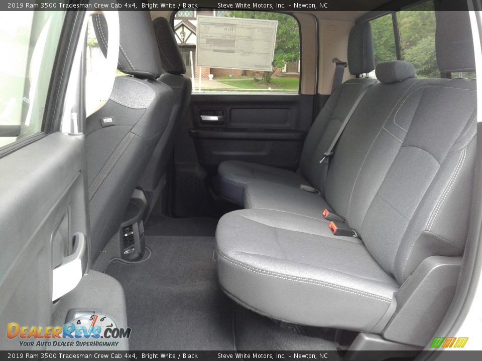 2019 Ram 3500 Tradesman Crew Cab 4x4 Bright White / Black Photo #11