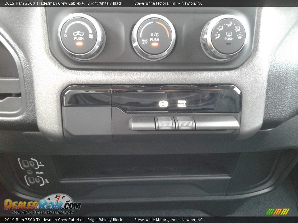 2019 Ram 3500 Tradesman Crew Cab 4x4 Bright White / Black Photo #20