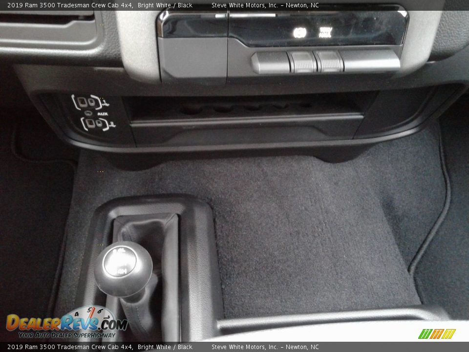 2019 Ram 3500 Tradesman Crew Cab 4x4 Bright White / Black Photo #22