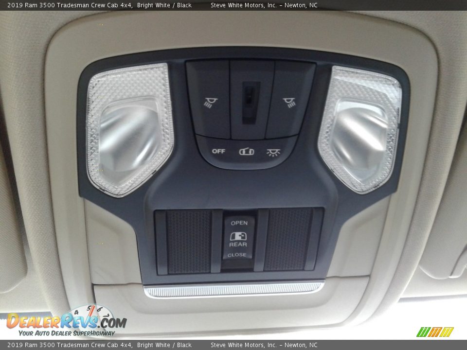 2019 Ram 3500 Tradesman Crew Cab 4x4 Bright White / Black Photo #23