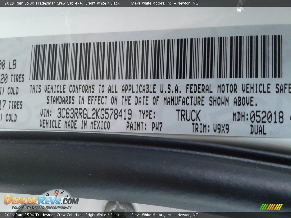 2019 Ram 3500 Tradesman Crew Cab 4x4 Bright White / Black Photo #27