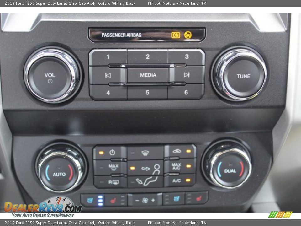2019 Ford F250 Super Duty Lariat Crew Cab 4x4 Oxford White / Black Photo #17