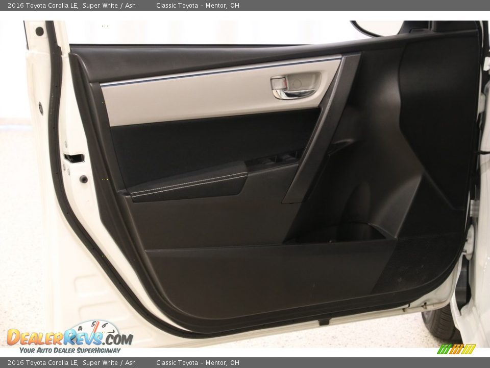 2016 Toyota Corolla LE Super White / Ash Photo #4