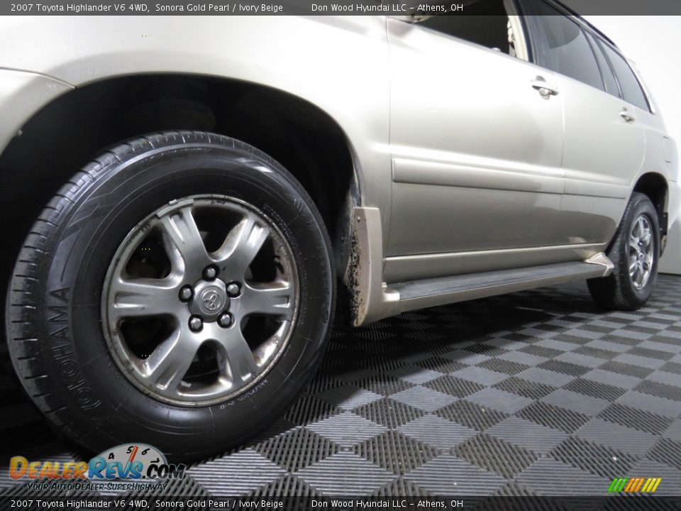 2007 Toyota Highlander V6 4WD Sonora Gold Pearl / Ivory Beige Photo #8