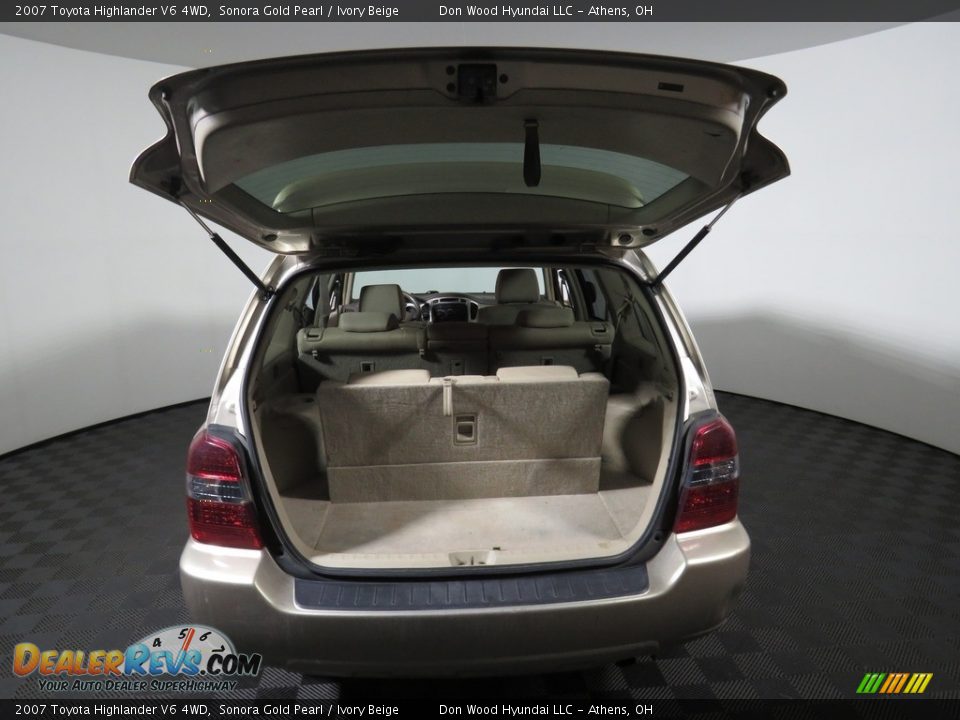 2007 Toyota Highlander V6 4WD Sonora Gold Pearl / Ivory Beige Photo #12