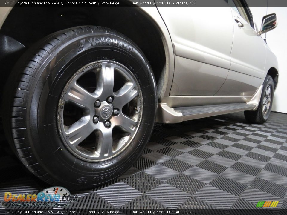 2007 Toyota Highlander V6 4WD Sonora Gold Pearl / Ivory Beige Photo #16