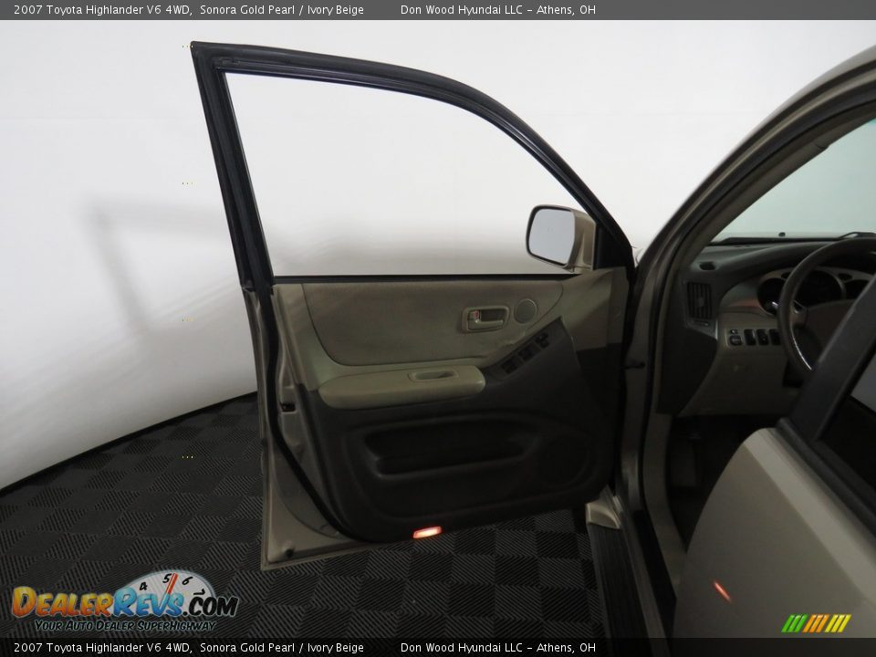 2007 Toyota Highlander V6 4WD Sonora Gold Pearl / Ivory Beige Photo #17