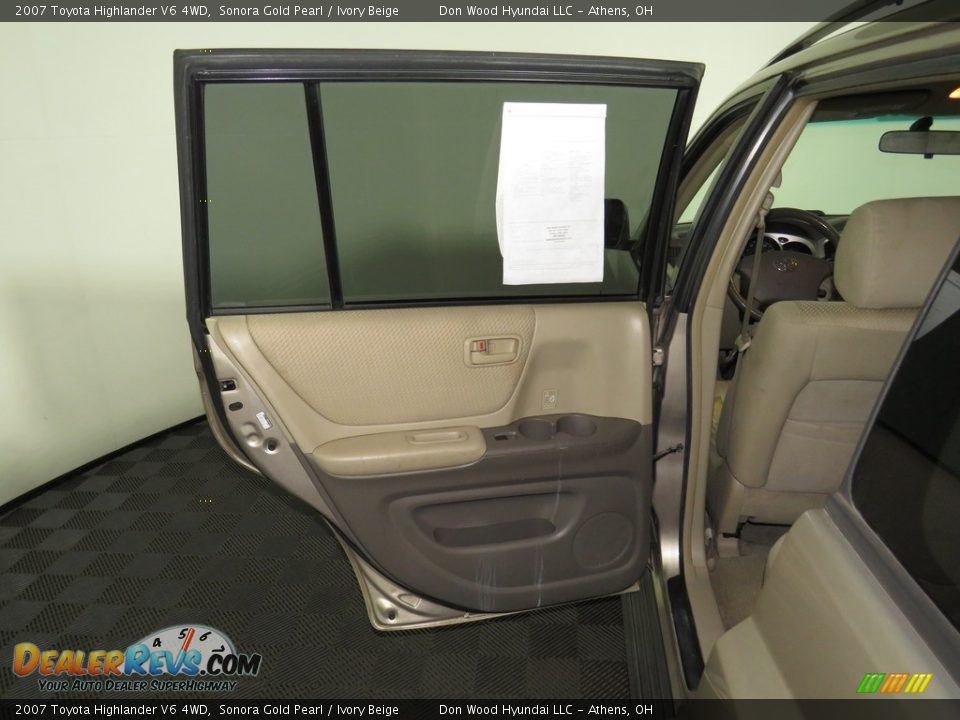 2007 Toyota Highlander V6 4WD Sonora Gold Pearl / Ivory Beige Photo #21