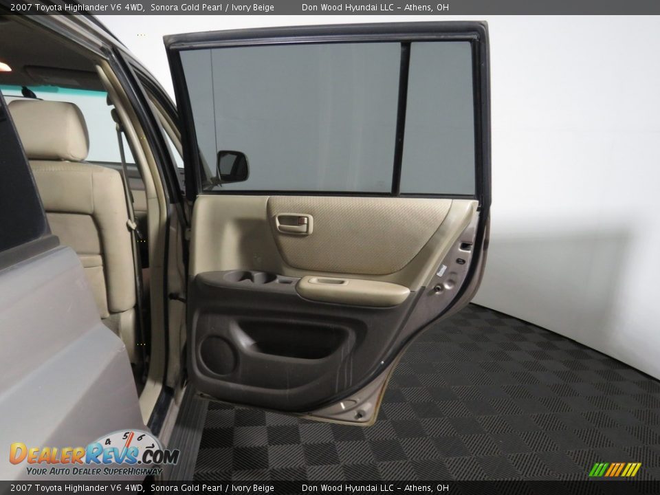 2007 Toyota Highlander V6 4WD Sonora Gold Pearl / Ivory Beige Photo #23