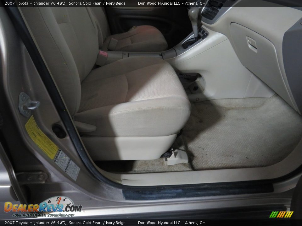 2007 Toyota Highlander V6 4WD Sonora Gold Pearl / Ivory Beige Photo #26