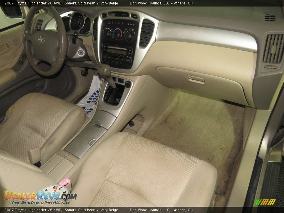 2007 Toyota Highlander V6 4WD Sonora Gold Pearl / Ivory Beige Photo #27