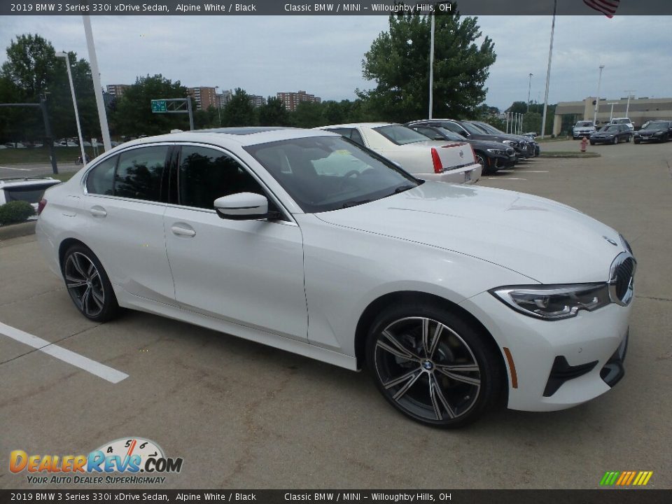 Front 3/4 View of 2019 BMW 3 Series 330i xDrive Sedan Photo #1