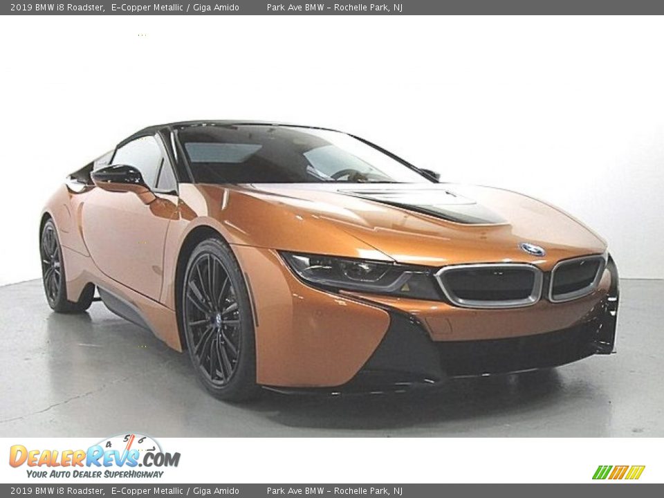 Front 3/4 View of 2019 BMW i8 Roadster Photo #5