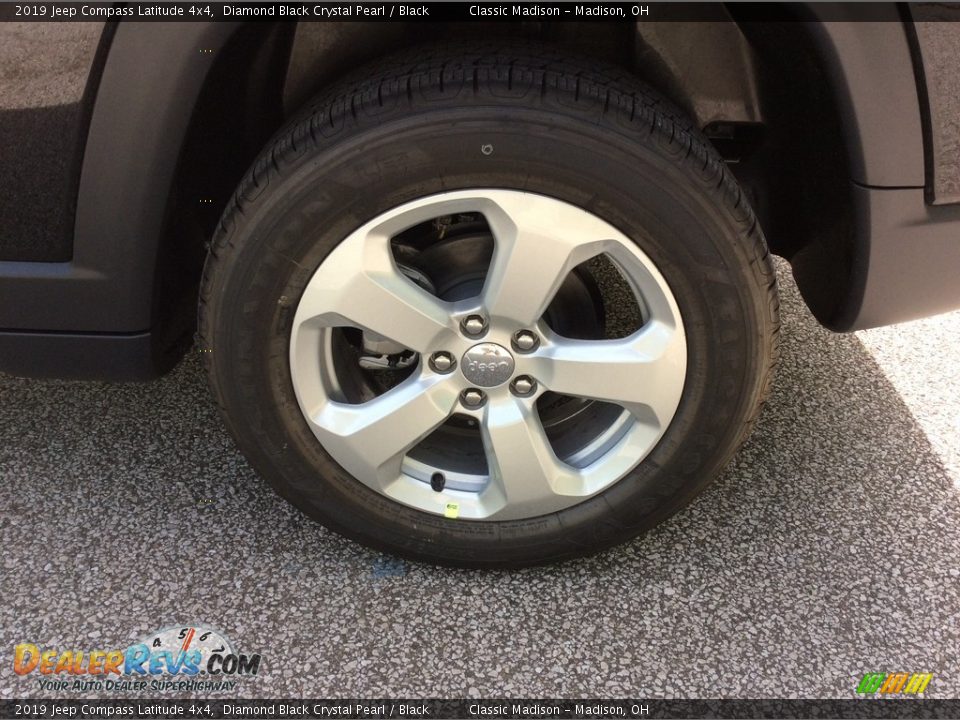 2019 Jeep Compass Latitude 4x4 Diamond Black Crystal Pearl / Black Photo #6