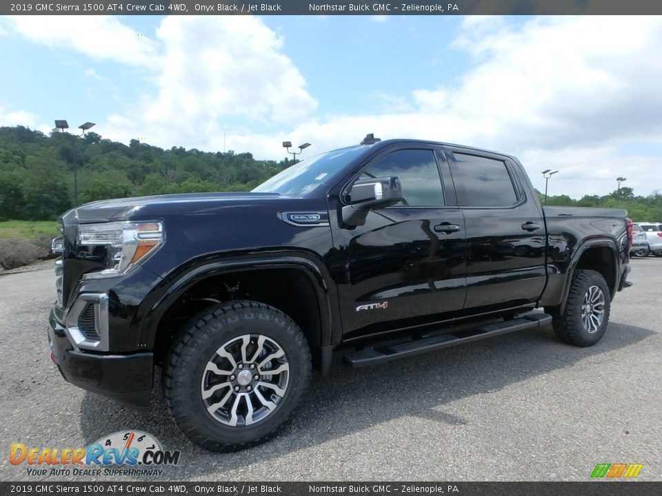 Front 3/4 View of 2019 GMC Sierra 1500 AT4 Crew Cab 4WD Photo #1