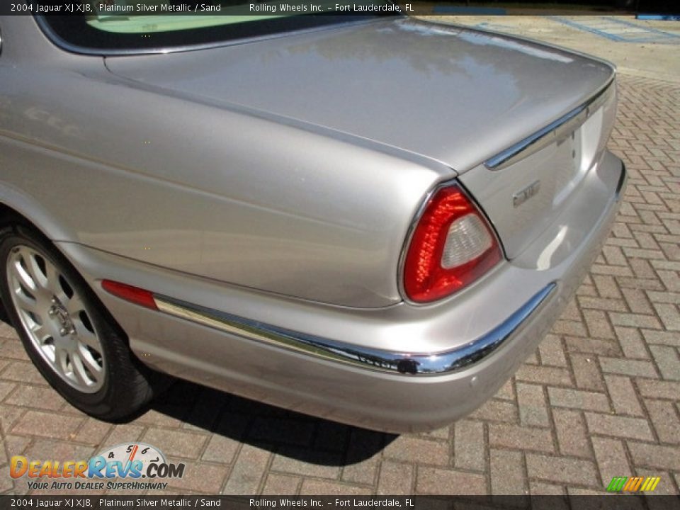 2004 Jaguar XJ XJ8 Platinum Silver Metallic / Sand Photo #17