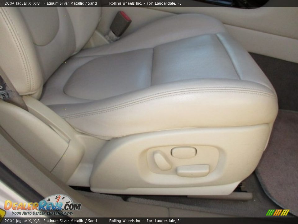 2004 Jaguar XJ XJ8 Platinum Silver Metallic / Sand Photo #23